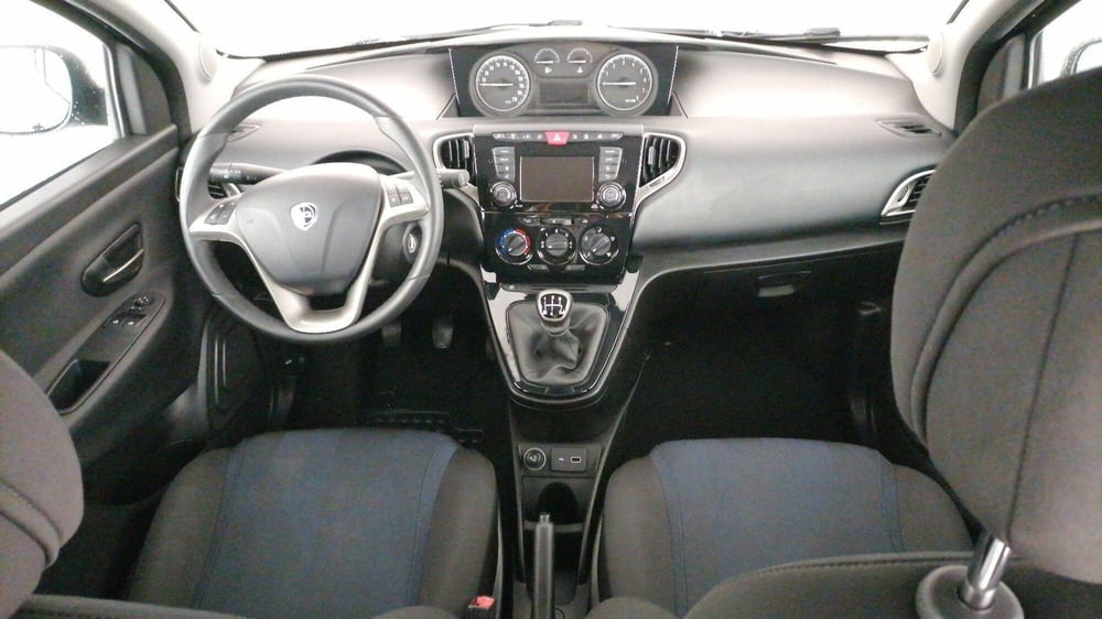 Lancia Ypsilon usata a Roma (9)