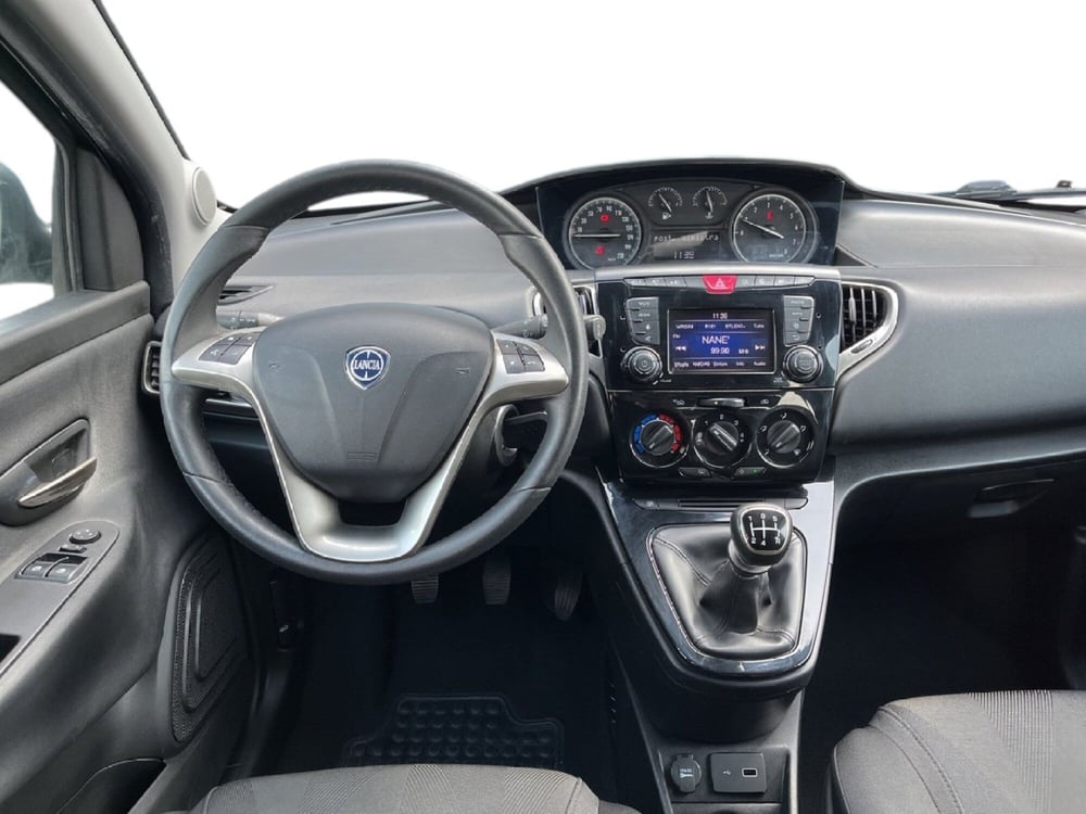 Lancia Ypsilon usata a Torino (10)