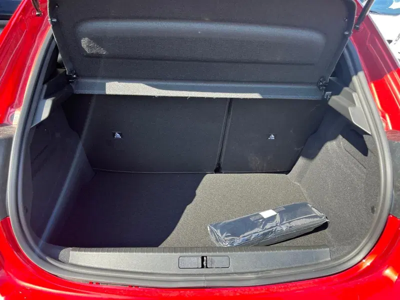 Peugeot 208 nuova a Milano (10)