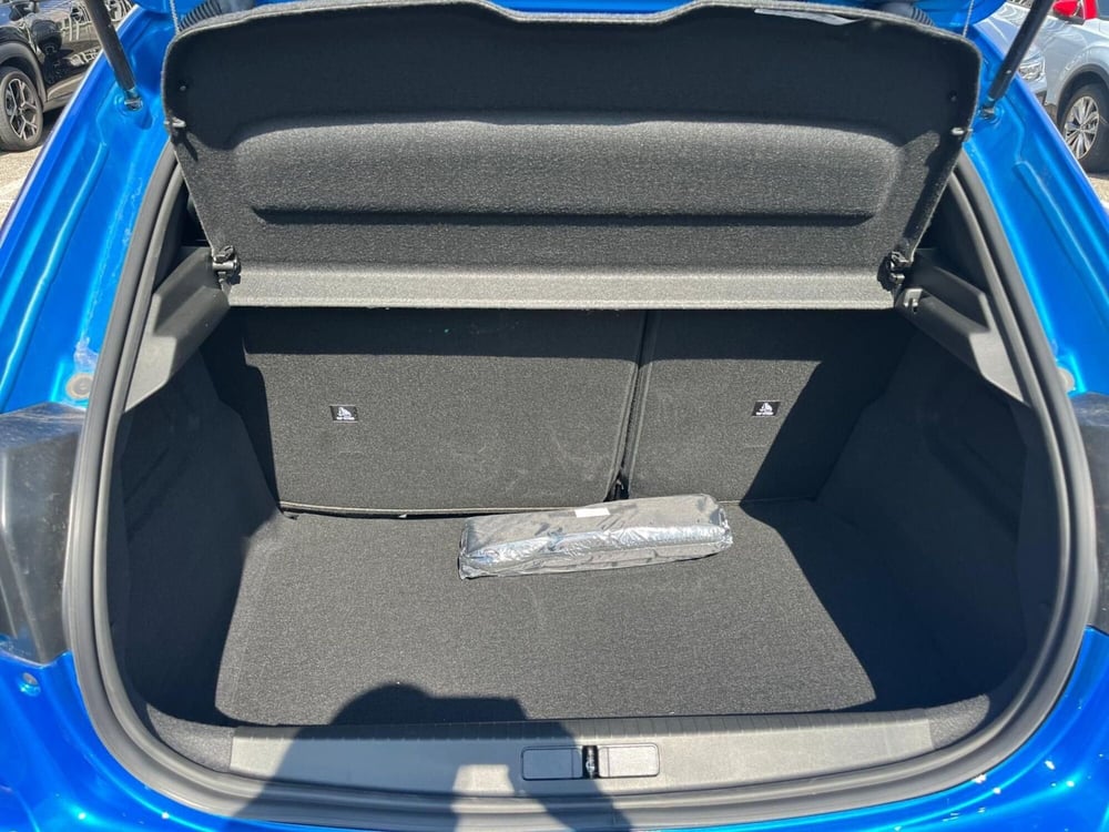 Peugeot 208 nuova a Milano (10)
