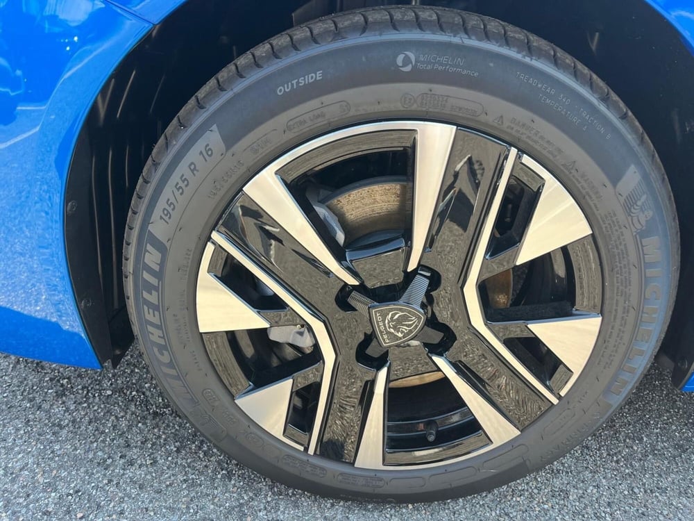 Peugeot 208 nuova a Milano (11)
