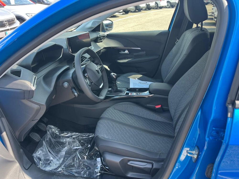 Peugeot 208 nuova a Milano (13)