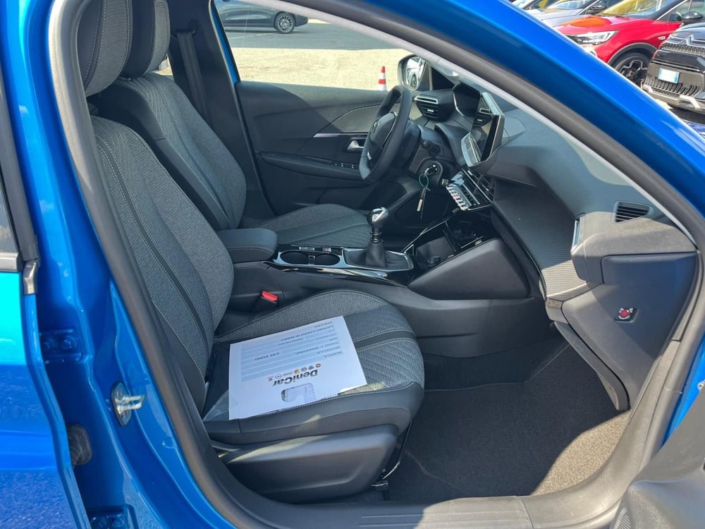 Peugeot 208 nuova a Milano (14)