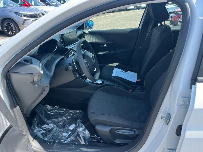Peugeot 208 nuova a Milano (11)