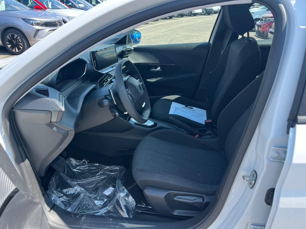 Peugeot 208 nuova a Milano (11)
