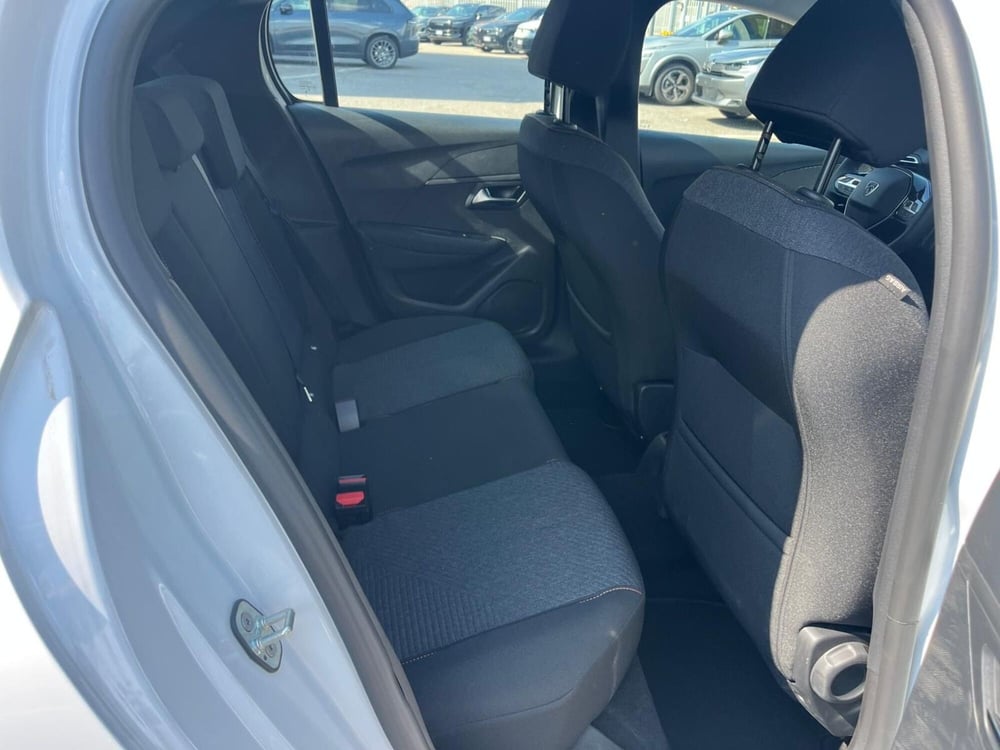 Peugeot 208 nuova a Milano (14)