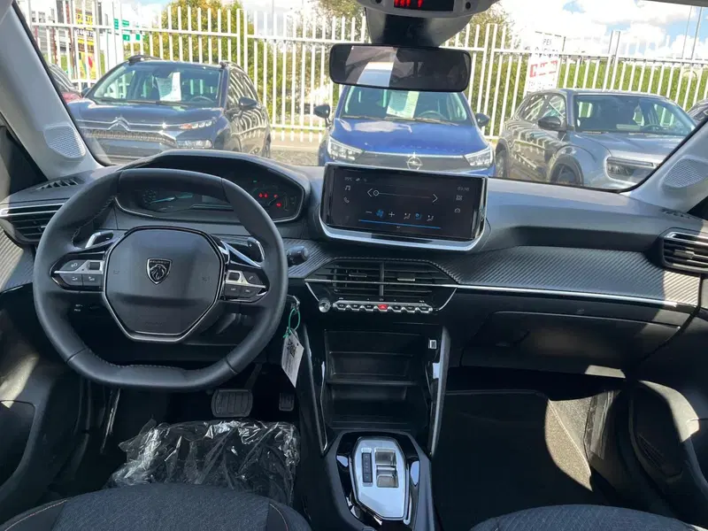 Peugeot 208 nuova a Milano (15)
