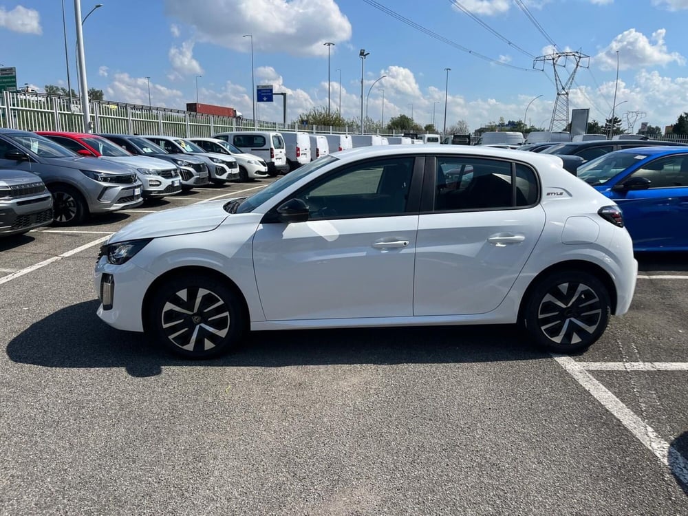 Peugeot 208 nuova a Milano (3)