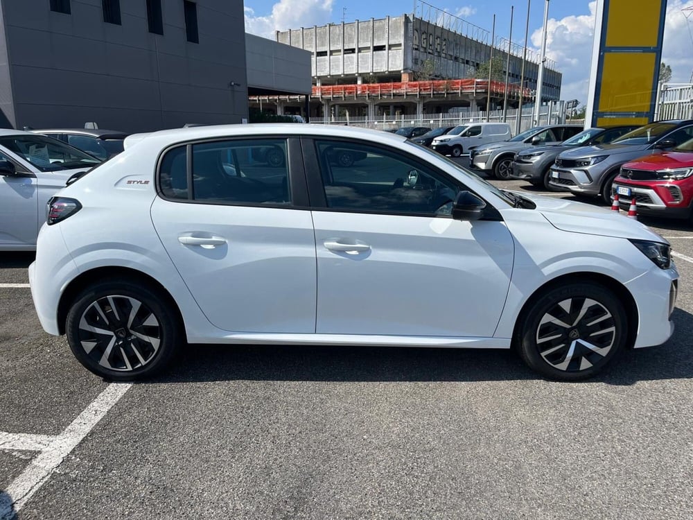 Peugeot 208 nuova a Milano (4)