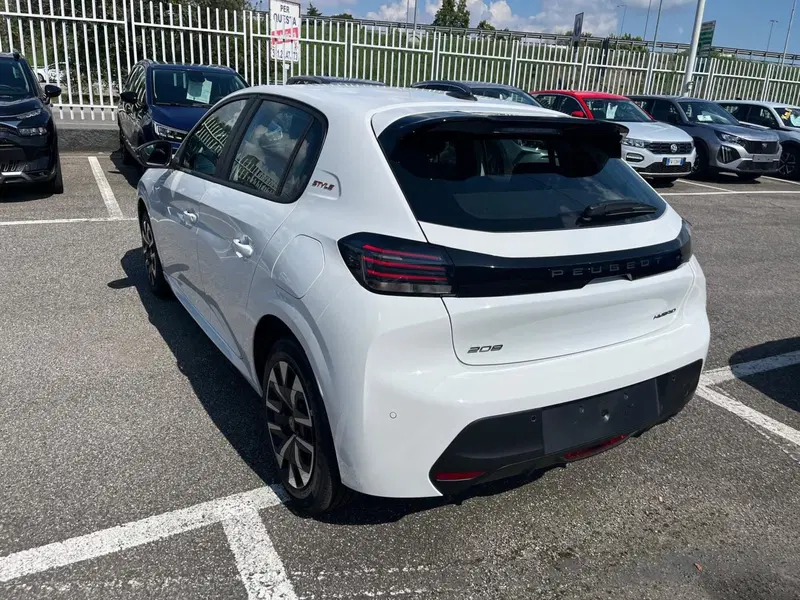 Peugeot 208 nuova a Milano (5)