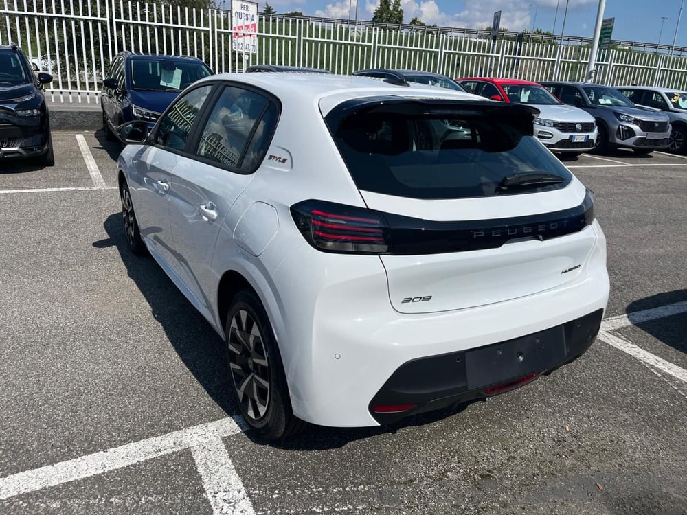 Peugeot 208 nuova a Milano (5)