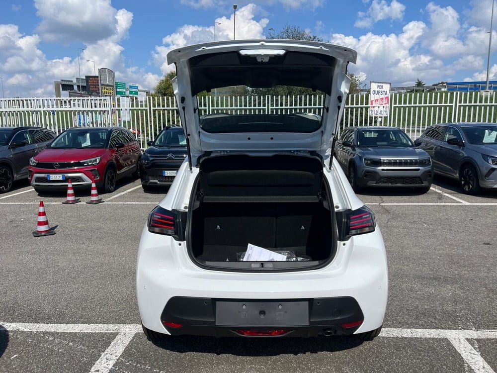Peugeot 208 nuova a Milano (8)
