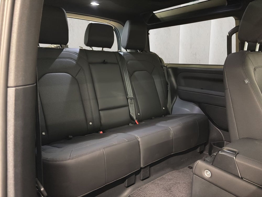 Land Rover Defender usata a Milano (5)