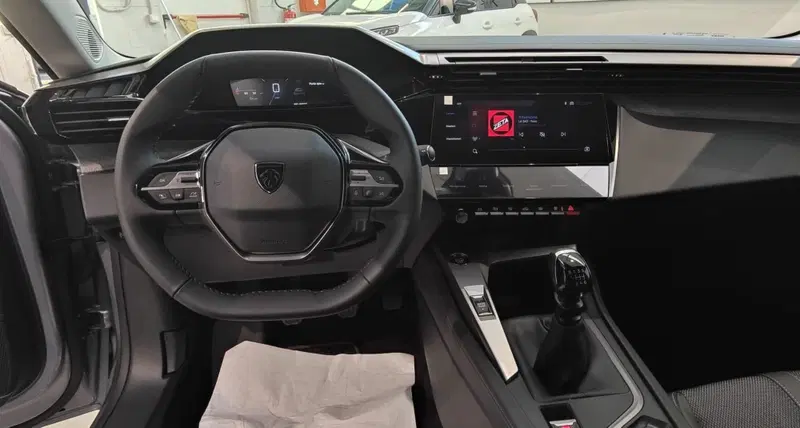 Peugeot 308 SW nuova a Milano (10)