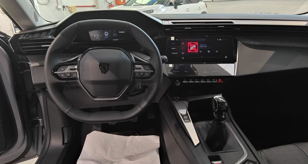 Peugeot 308 SW nuova a Milano (10)