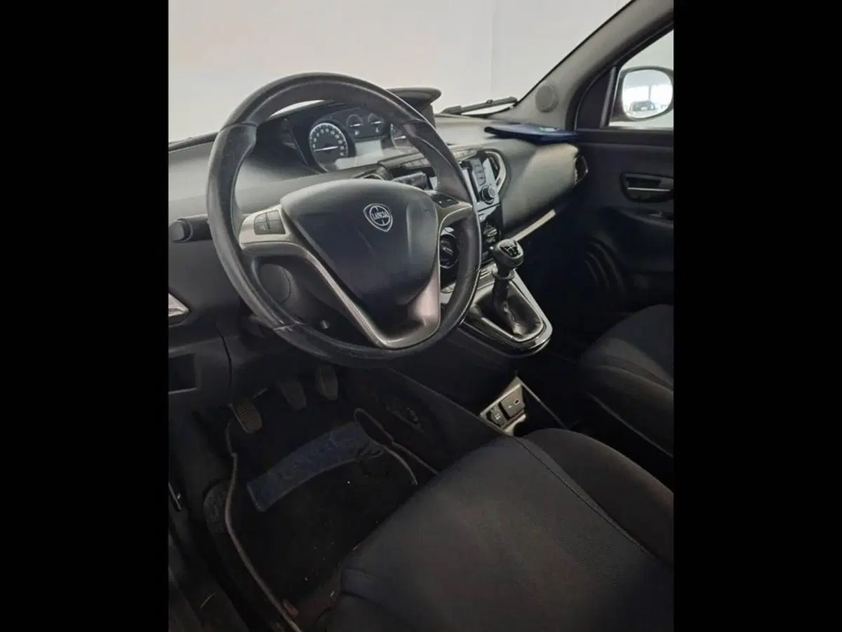 Lancia Ypsilon usata a Torino (10)