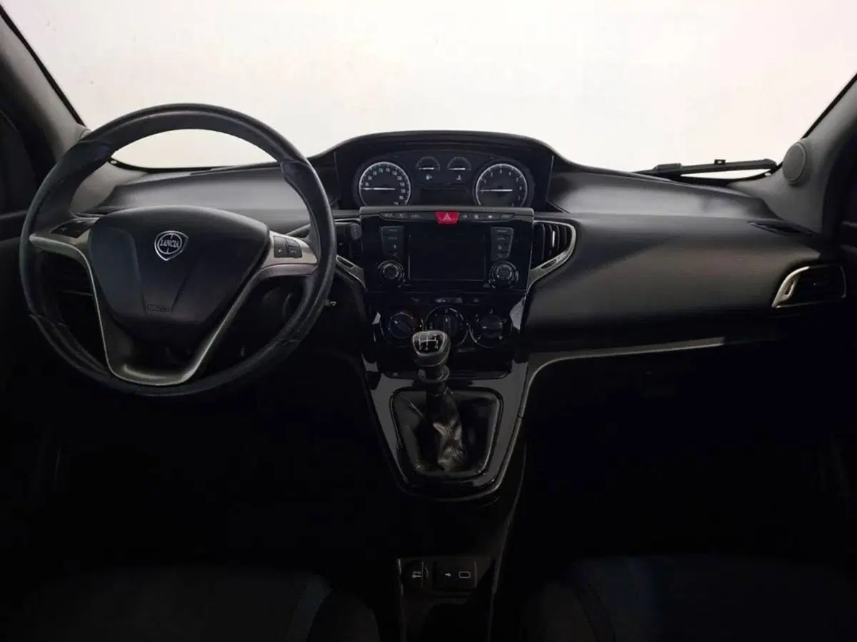 Lancia Ypsilon usata a Torino (9)