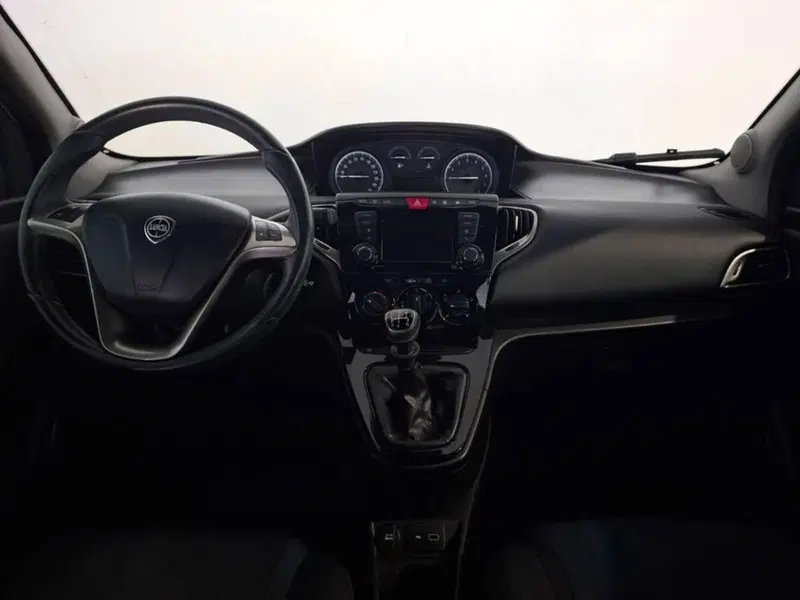 Lancia Ypsilon usata a Torino (9)