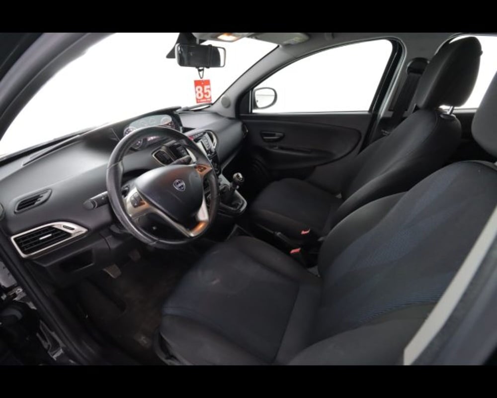 Lancia Ypsilon usata a Bologna (9)