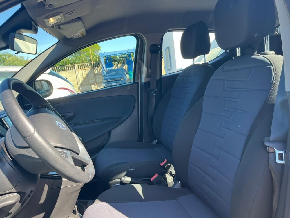 Lancia Ypsilon usata a Lucca (11)