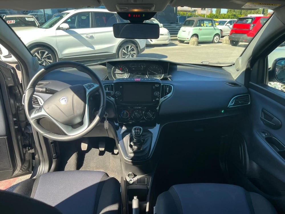 Lancia Ypsilon usata a Lucca (13)