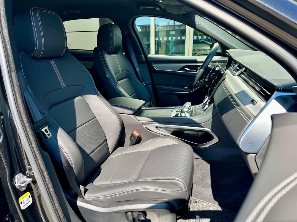 Jaguar F-Pace nuova a Bari (3)