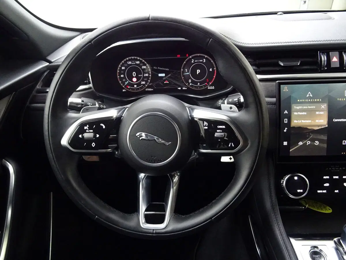 Jaguar F-Pace usata a Como (10)