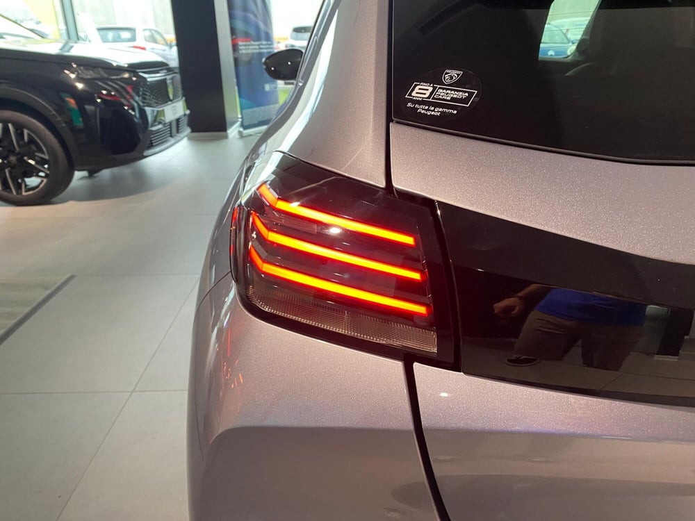 Peugeot 208 nuova a Milano (10)