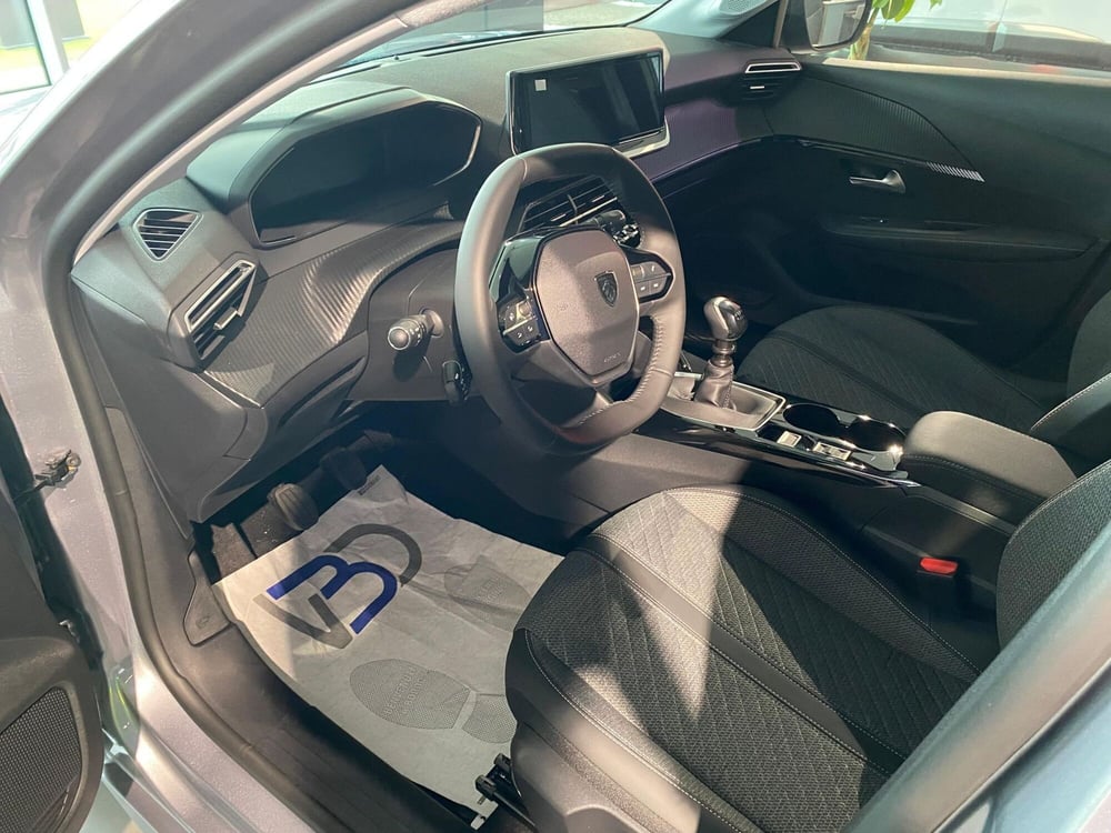 Peugeot 208 nuova a Milano (12)