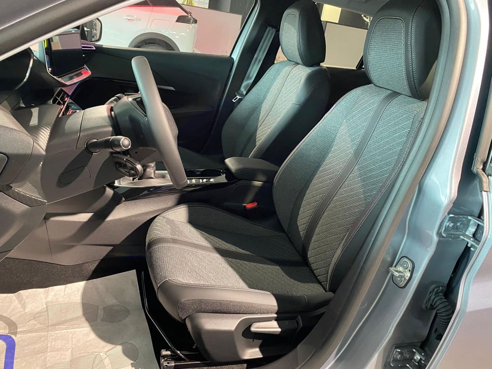 Peugeot 208 nuova a Milano (13)