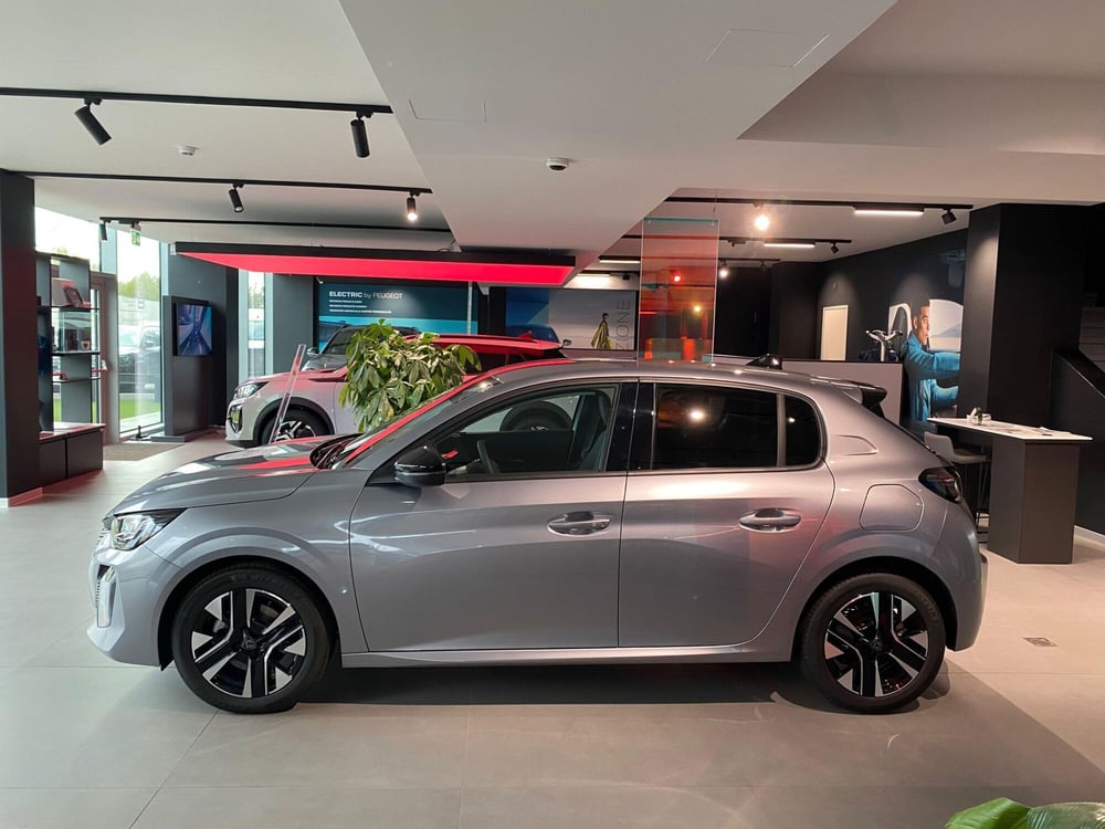 Peugeot 208 nuova a Milano (2)
