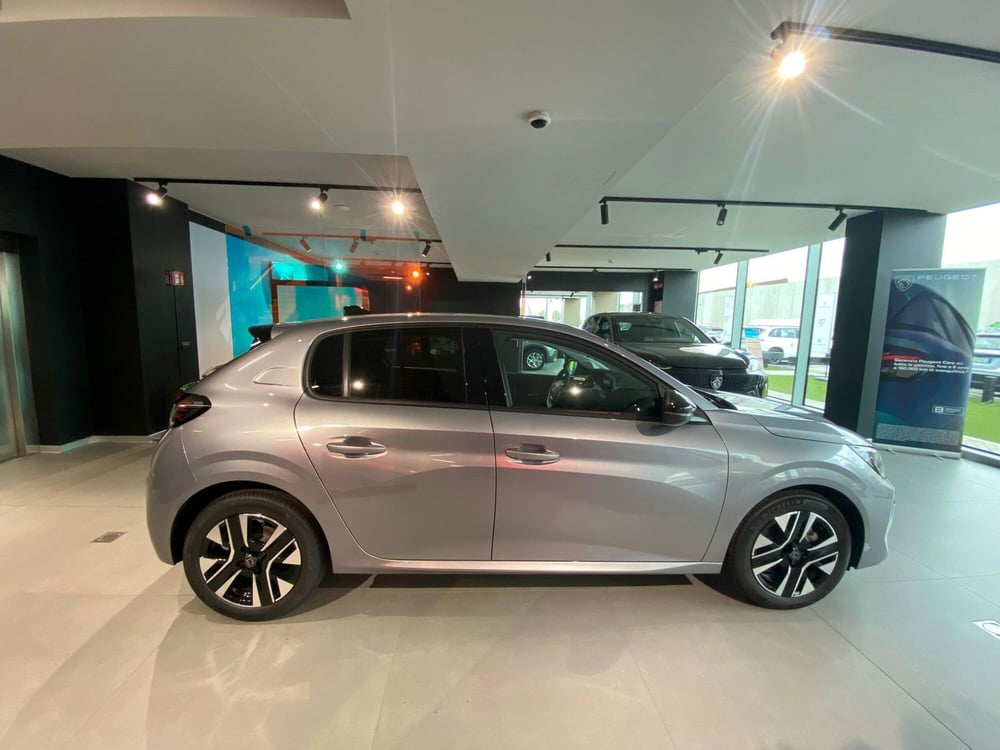 Peugeot 208 nuova a Milano (6)