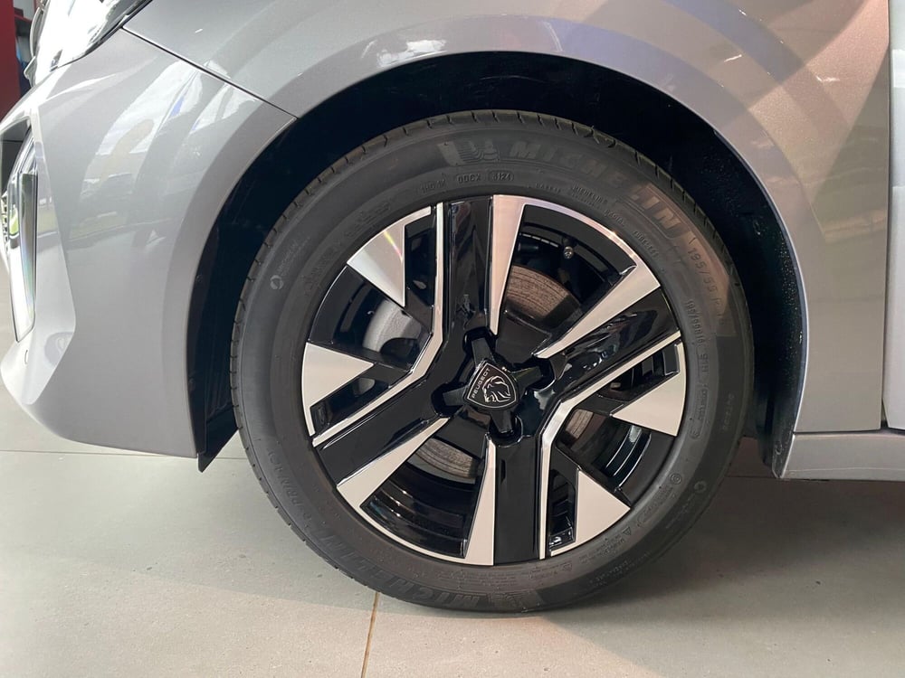 Peugeot 208 nuova a Milano (9)