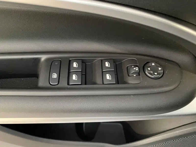 Jeep Avenger nuova a Milano (19)
