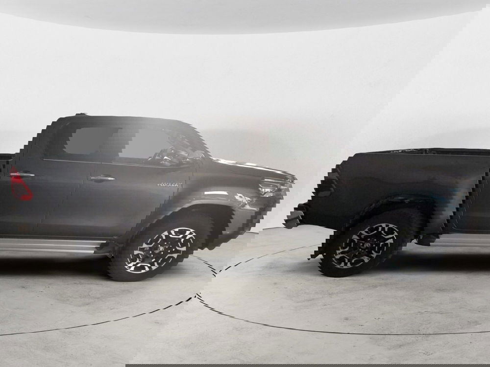 Toyota Hilux nuova a Brescia (3)