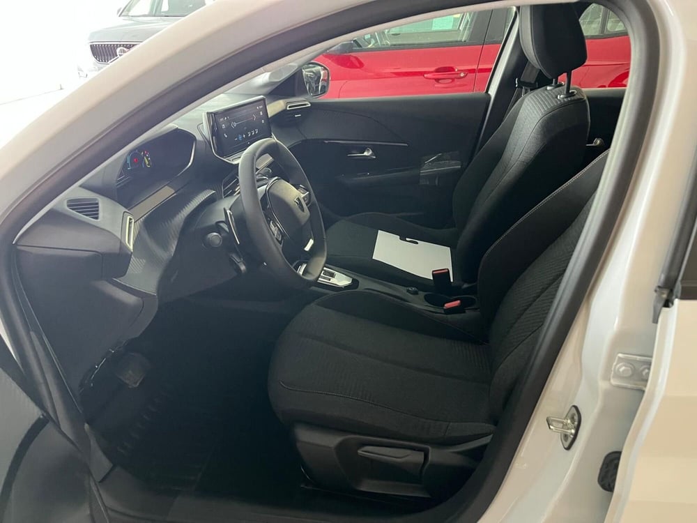 Peugeot 208 nuova a Milano (12)