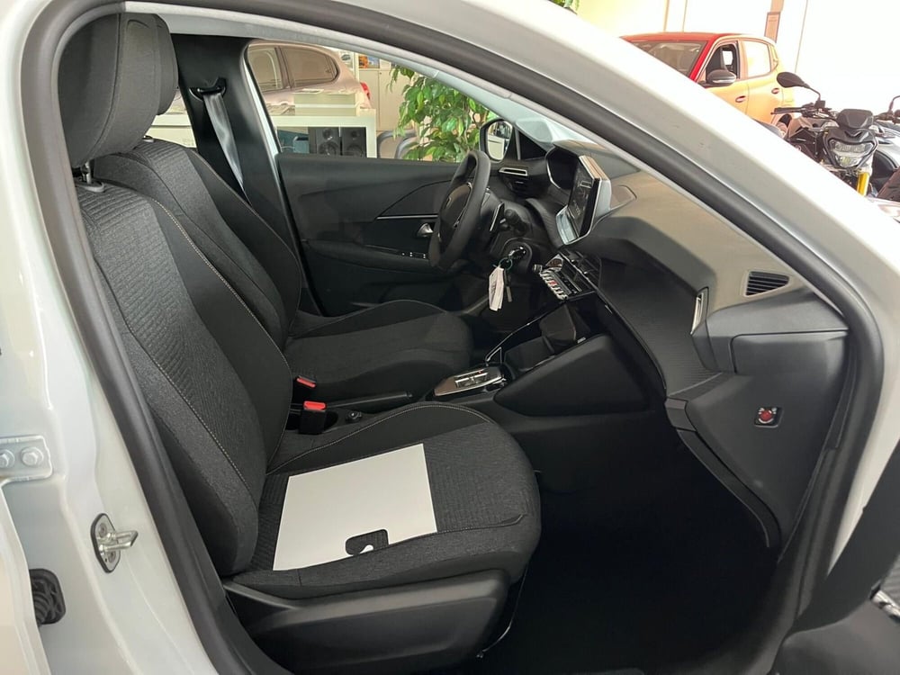 Peugeot 208 nuova a Milano (13)