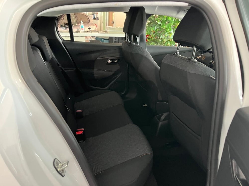 Peugeot 208 nuova a Milano (14)