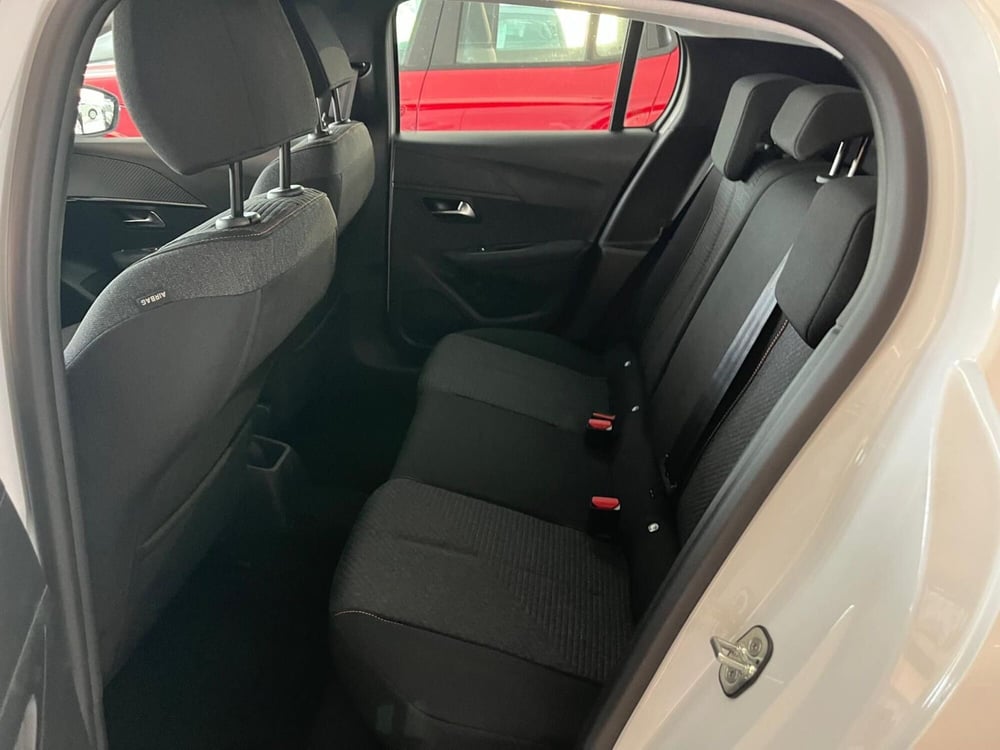 Peugeot 208 nuova a Milano (15)