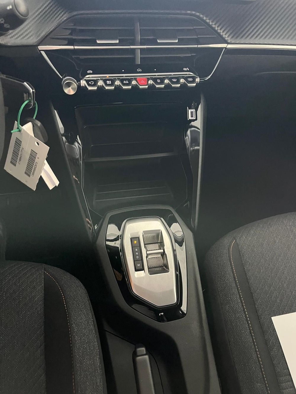 Peugeot 208 nuova a Milano (19)
