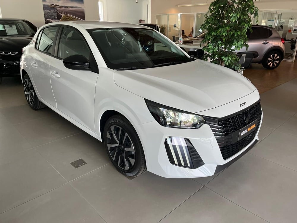 Peugeot 208 nuova a Milano (3)