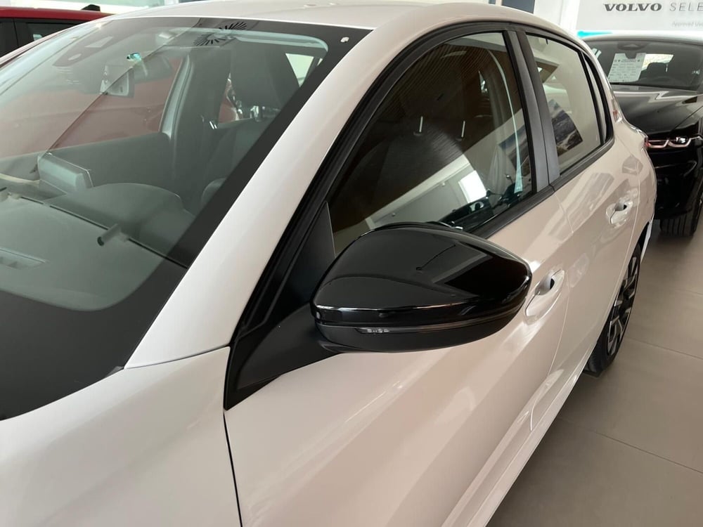 Peugeot 208 nuova a Milano (4)