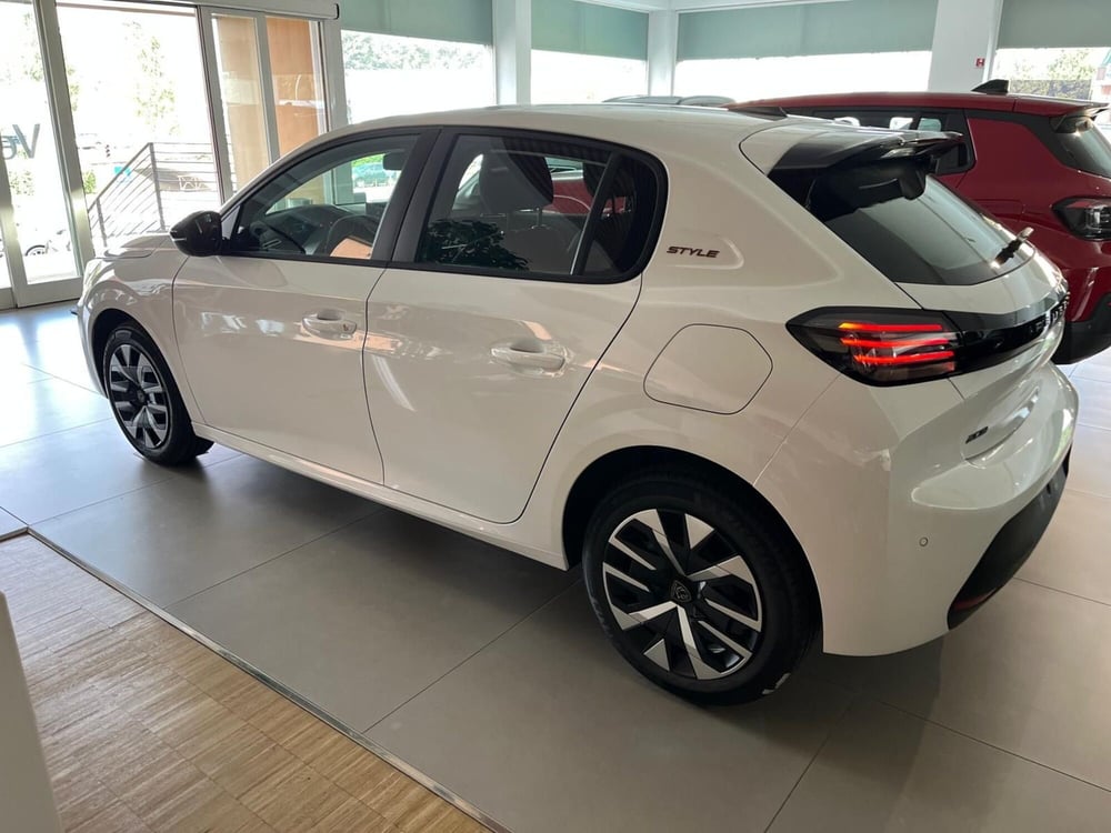 Peugeot 208 nuova a Milano (5)
