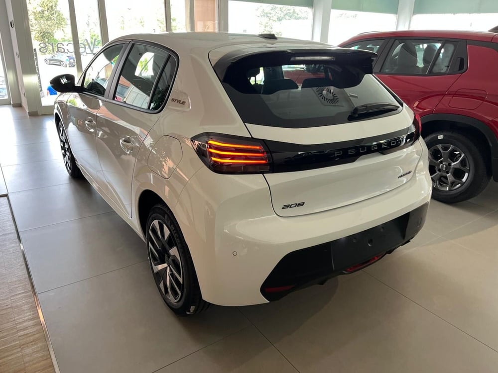 Peugeot 208 nuova a Milano (7)