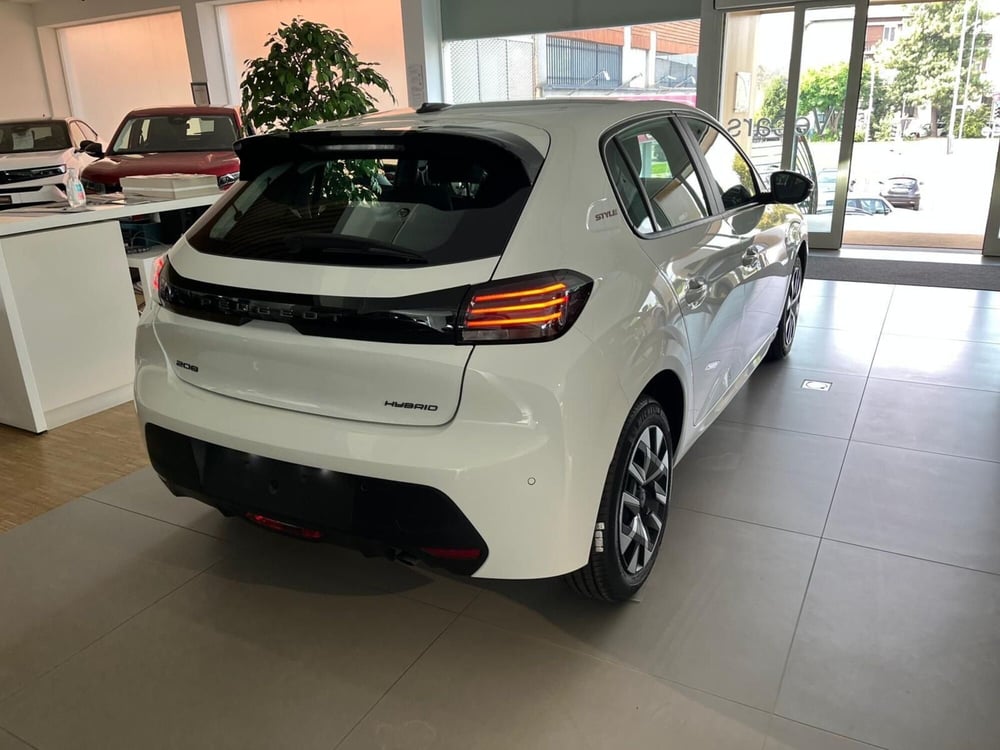 Peugeot 208 nuova a Milano (8)