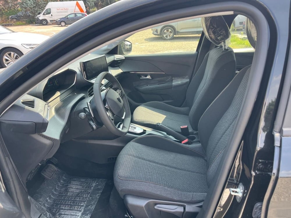 Peugeot 208 nuova a Milano (12)
