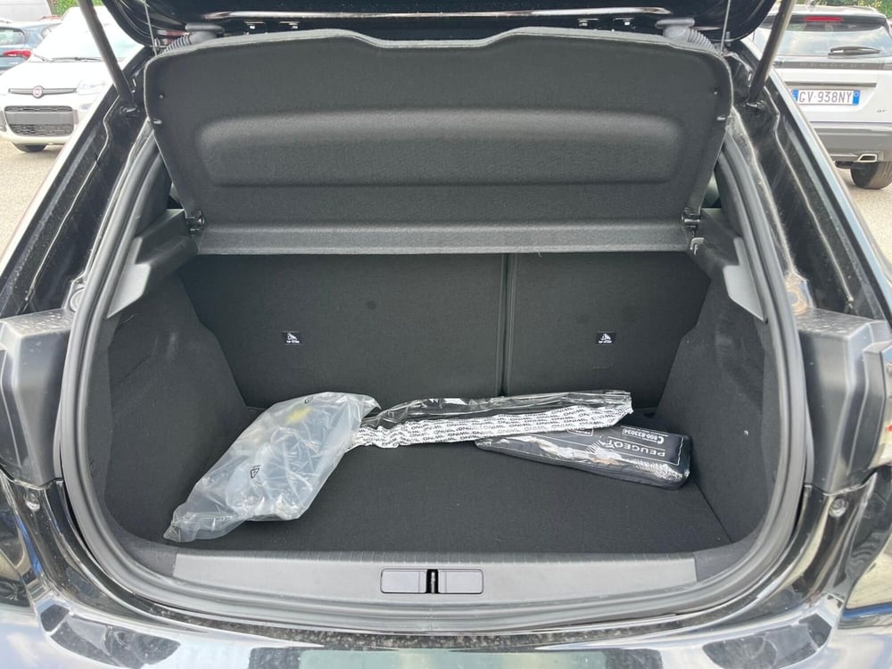 Peugeot 208 nuova a Milano (11)