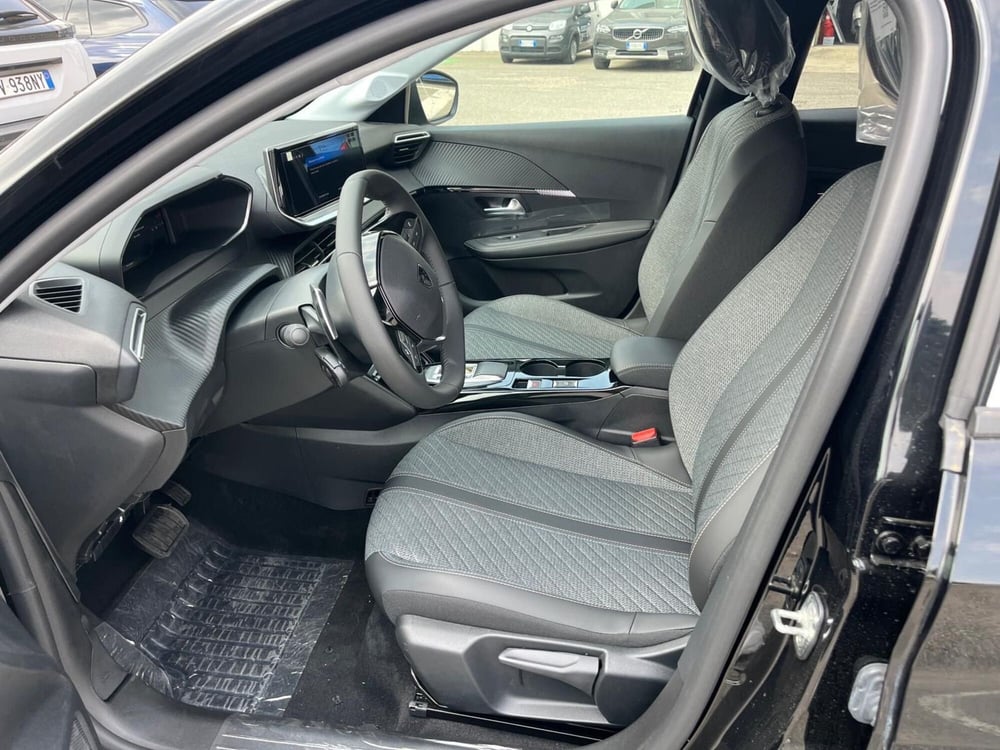 Peugeot 208 nuova a Milano (12)