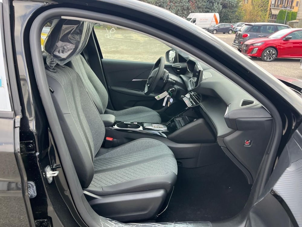Peugeot 208 nuova a Milano (13)