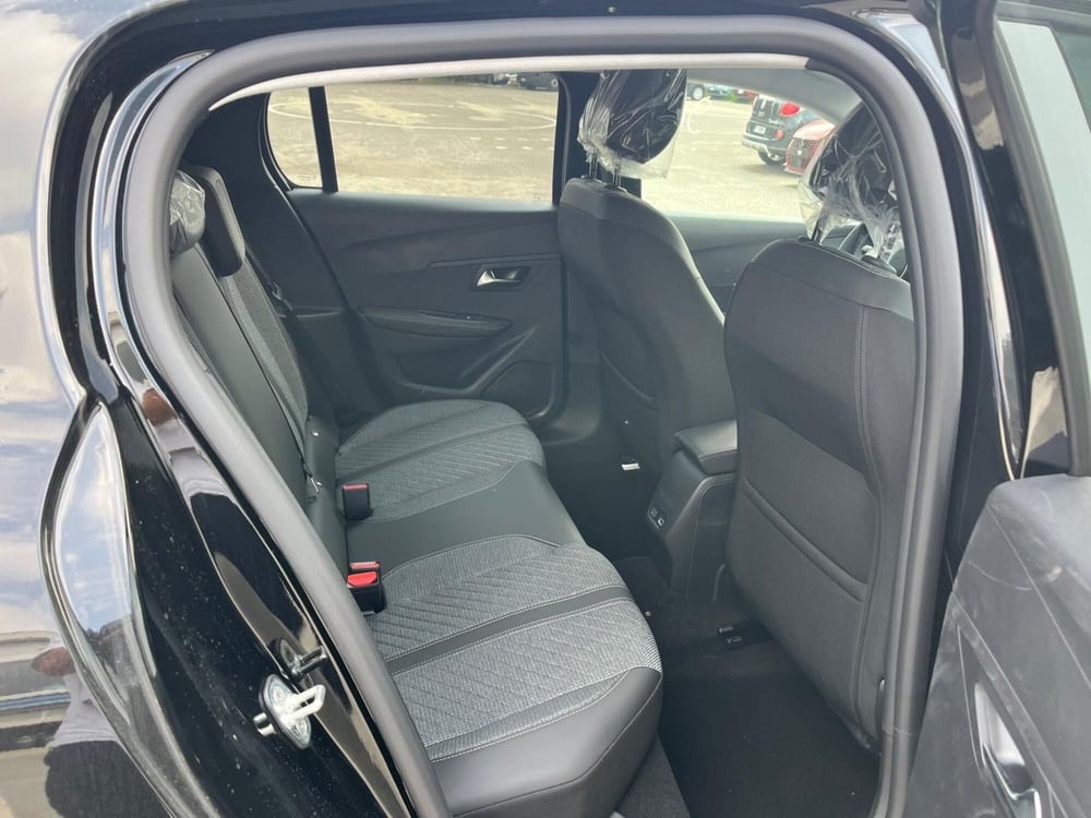 Peugeot 208 nuova a Milano (14)